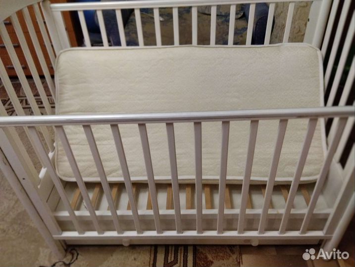 Детская кроватка с маятником