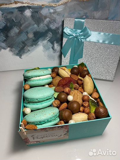 Композиции из макаруни, сухофруктов, клубники