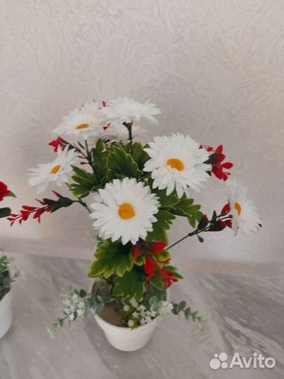 Искусственные цветы в горшках