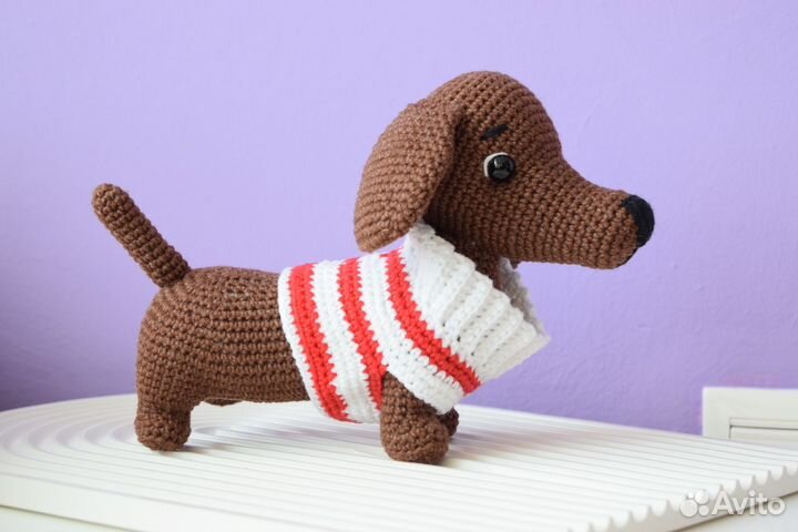 Вязаная игрушка собака такса