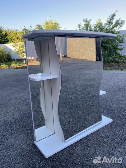 Шкаф с зеркалом в ванную комнату