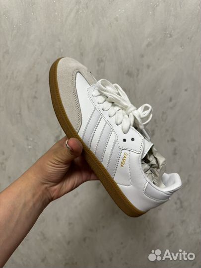 Кроссовки женские