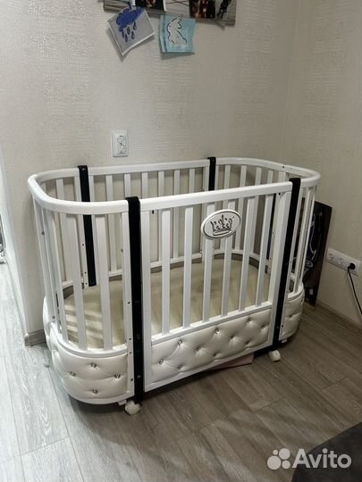 Детская кроватка с маятником и колесами