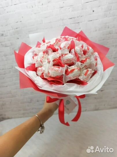 Сладкий букет из конфет Rafaello+ мыльные розы