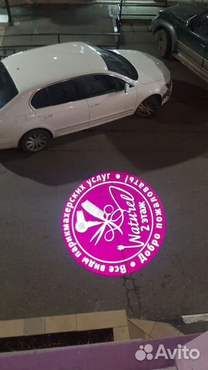 Гобо проектор, реклама на тротуаре и фасаде здания