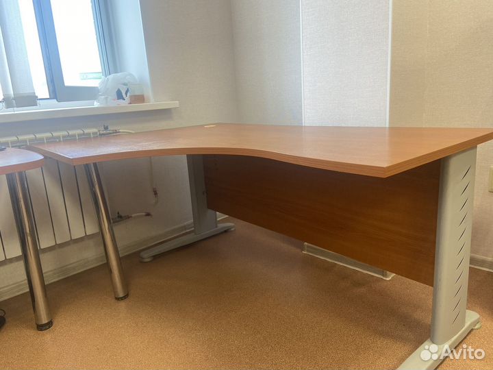 Угловой письменный стол