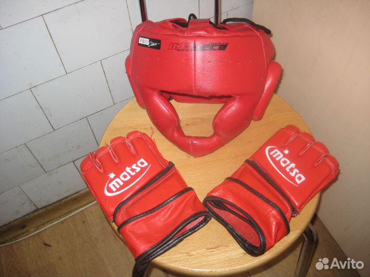 Шлем и перчатки для единоборств
