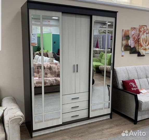 Шкаф купе с зеркалом