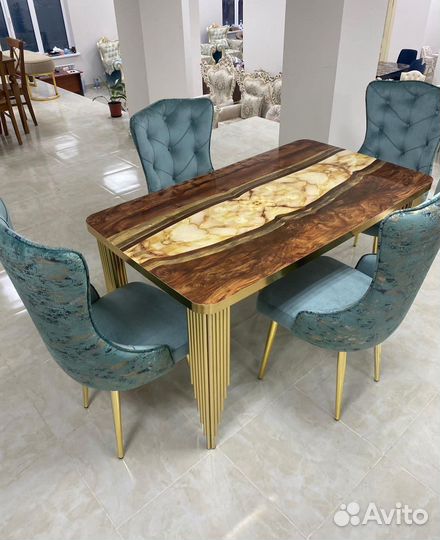 Стол со стульями