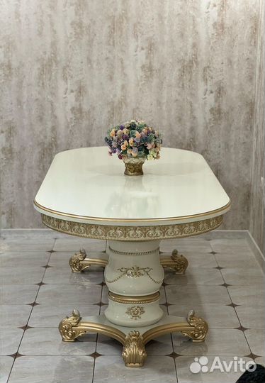 Столы и стулья