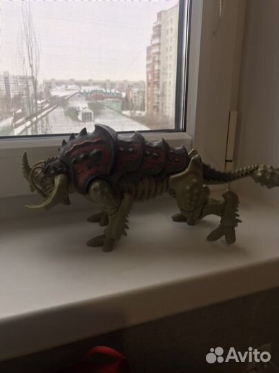 Игрушка со звуками и двигающаяся