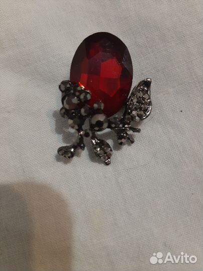Гранатовая брошь
