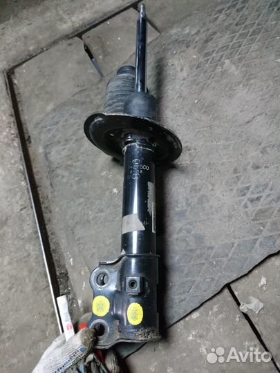 Оригинальный передний амортизатор на KIA sportage