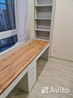 Письменный стол у окна со шкафом