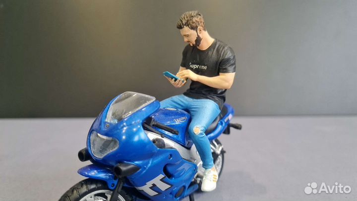 Фигурка 1:18. Чувак в адиках