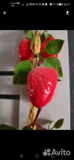 Муляжи яблок и клубники