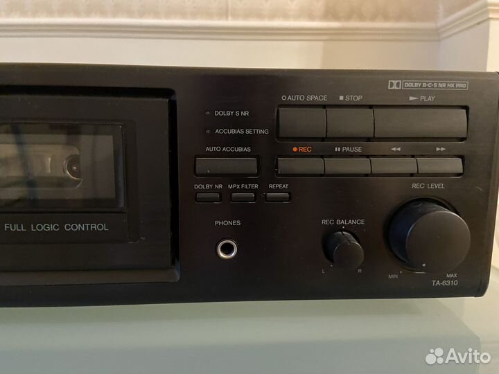 Каcсeтнaя дeкa onkyo R1