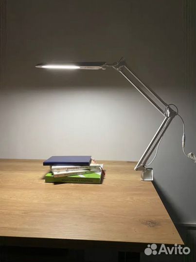 Лампа настольная светодиодная белая