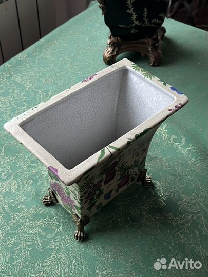 Фарфоровая ваза -кашпо на бронзовых ножках