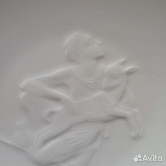 Антикварная рельефная тарелка кпм мальчикс барашко