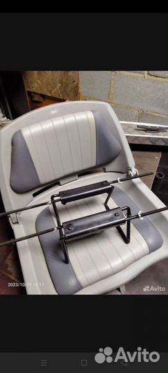 Устройство держатель поворотного кресла