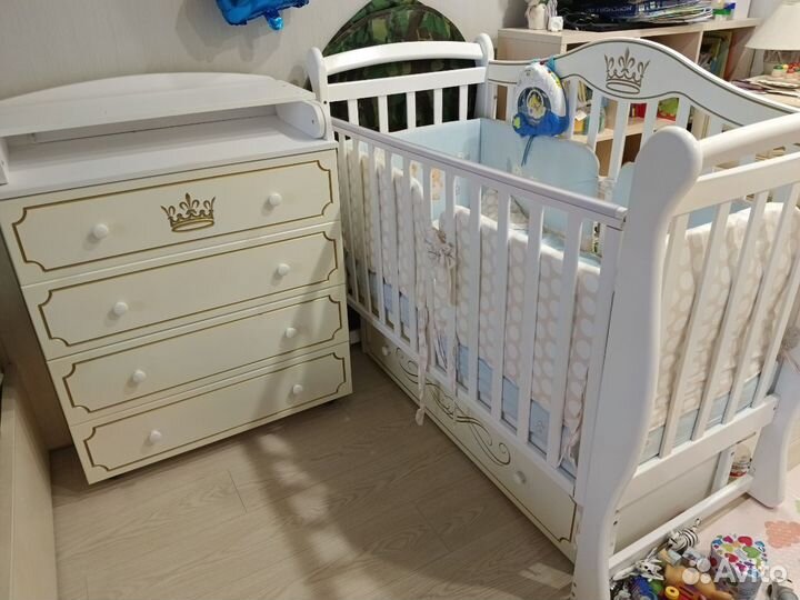 Детская кровать и комод
