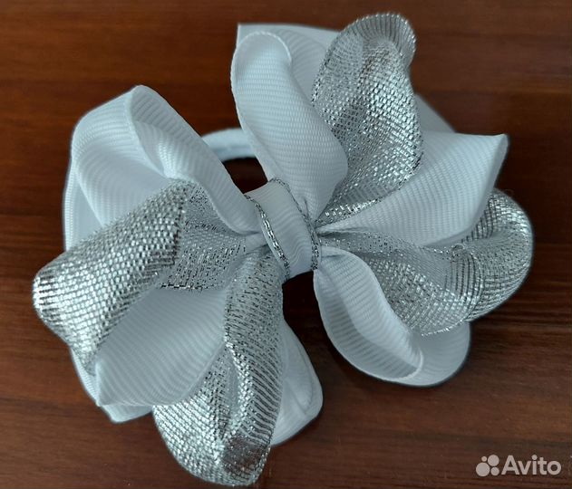 Праздничные белые бантики на резинке