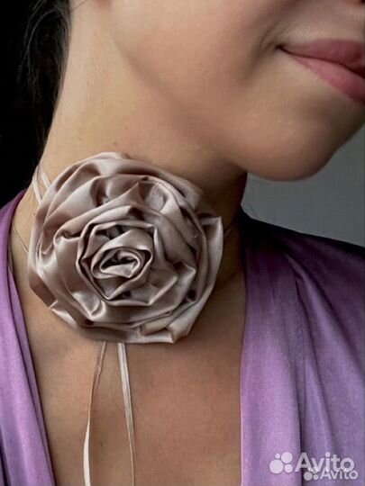 Цветок чокер-брошь из ткани ручной работы