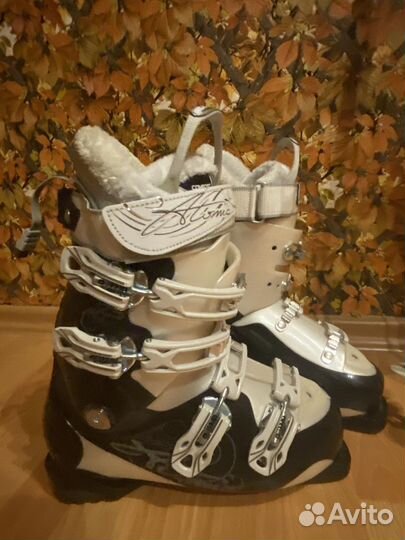 Горнолыжное снаряжение: ботинки, лыжи, палки