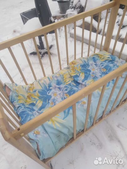 Детская кроватка с маятником