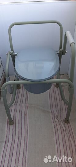 Кресло- туалет для пож людей с мягк подлокотниками