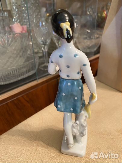 Девочка с воланчиком фарфоровая статуэтка лфз