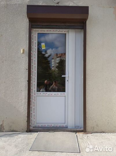 Пластиковая дверь