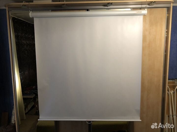 Экран настенный проекционный