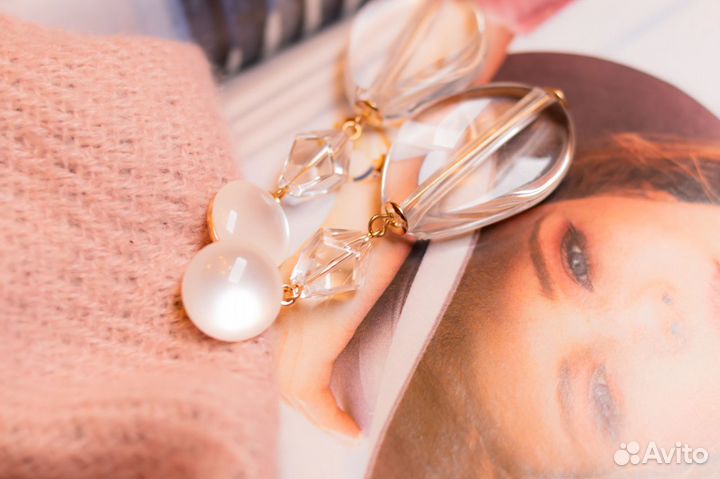 Дивные серьги трехъярусного дизайна с кристаллами