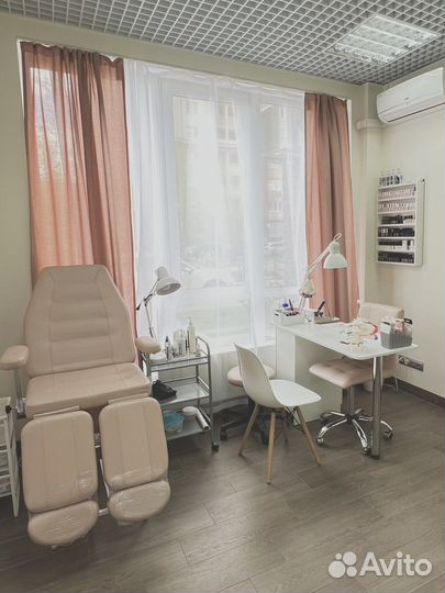 В аренду кресло парикмахера, бровиста, маникюр