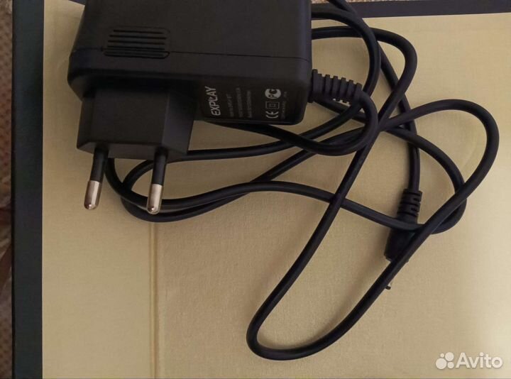 Зарядное устройство, usb- кабель, наушники к книге