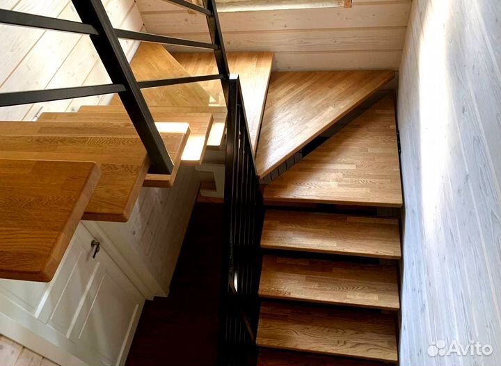 Лестница на металлокаркасе на 180 градусов