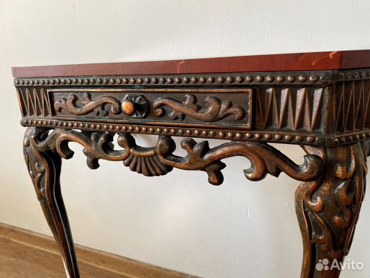 Консоль с зеркалом, подсвечниками и пуфиками