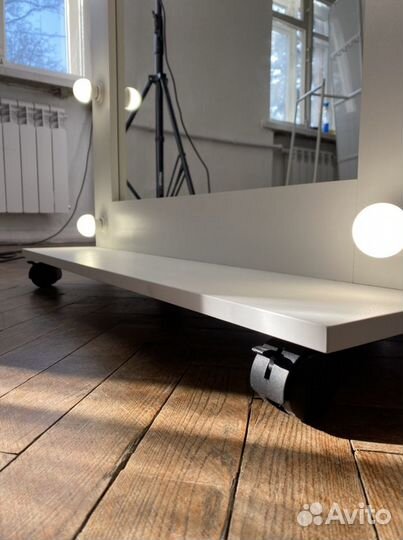 Гримерное зеркало с лампочками