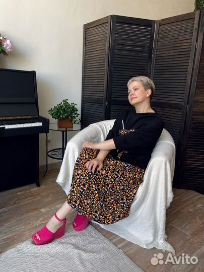 Костюм с юбкой яркий принт размер 48,50