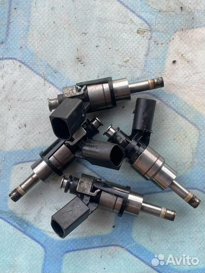 Форсунка топливная бензиновая 06F906036