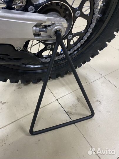 Подставка-треугольник под кроссовый мотоцикл