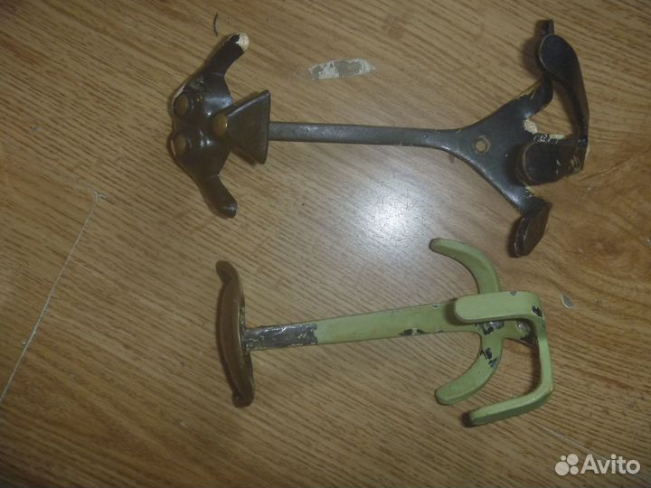 Старинный крючок вешалка пес и кот