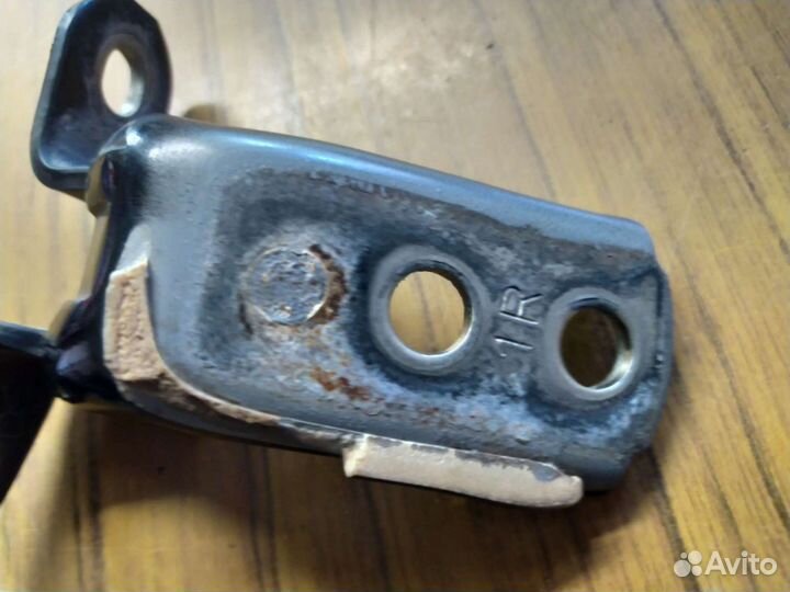 Петля правая на камри 40