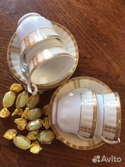 Кофейные чашечки с блюдцами