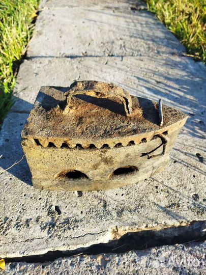 Старинный угольный утюг