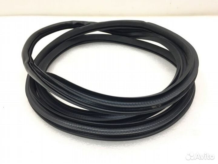 Уплотнительная резинка передняя правая Mitsubishi