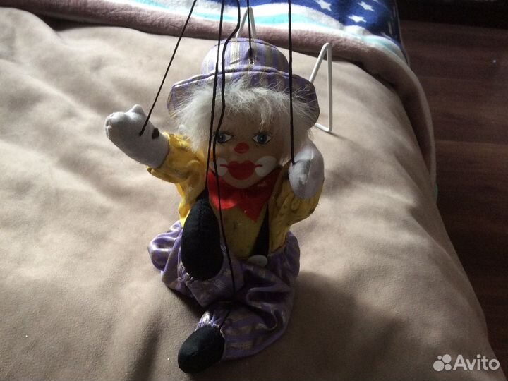 Кукла фарфоровая и марионетка клоун