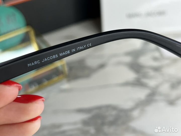 Солнцезащитные очки Marc Jacobs с цепочкой